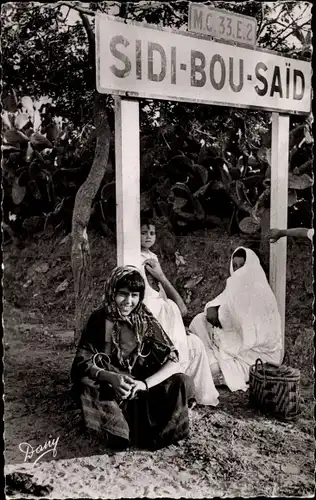 Ak Sidi Bou Said Algerien, Mauresques de Sidi-Bou-Said, Frauen und Kind unter Straßenschild