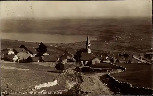 Ak Bullet Kt. Waadt, Ortsansicht mit Umgebung, Kirchturm, vue sur le lac de Neuchatel, See