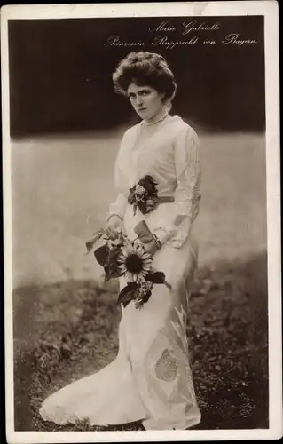 Ak Marie Gabriele Herzogin in Bayern, Standportrait, Blumen