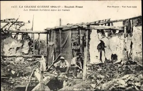 Ak Frankreich, English Front, La grande Guerre 1914-17, Les Soldats habitent dans les ruines