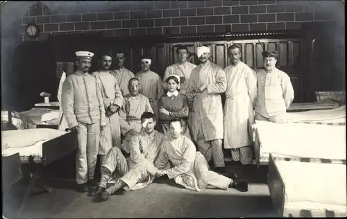 Foto Ak Gruppe Kriegsversehrter im Lazarett mit Krankenschwester