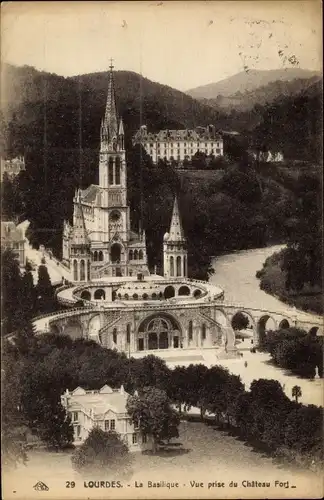 Ak Lourdes Hautes Pyrénées, La Basilique et la Gare, Château