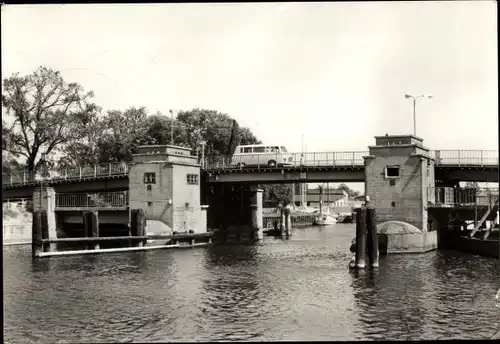 Ak Anklam in Mecklenburg Vorpommern, Blick auf die Peenebrücke, Auto, Barkas