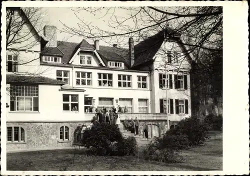 Foto Ak Finsterbergen Friedrichroda im Thüringer Wald, Gebäude, Gruppe auf der Terrasse