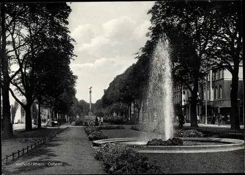 Ak Krefeld am Niederrhein, Ostwall, Springbrunnen, Denkmal