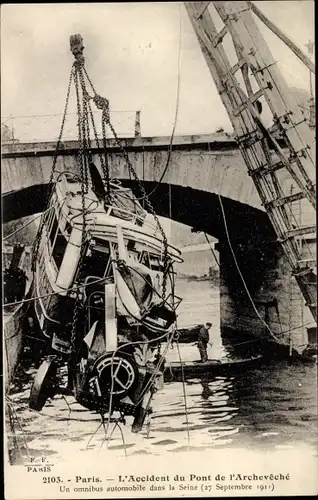Ak Paris, L'accident du Pont de l'Archeveche, Un omnibus automobile dans la Seine 1911