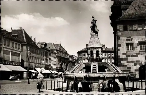 Ak Worms am Rhein, Marktplatz und Siegfriedbrunnen, Straßenszene