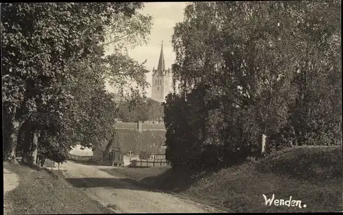 Foto Ak Cesis Wenden Lettland, Straßenpartie, Kirchturm