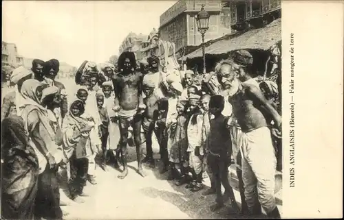 Ak Varanasi Benares Indien, Fakir mangeur de terre, Erdesser