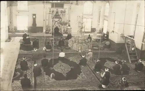 Foto Ak In einer Moschee, Mekkapilger beim Gebet