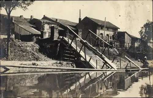 Foto Ak Frankreich, Ortspartie, zerstörte Brücke, 1. WK