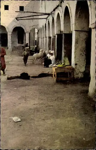 Ak Ghardaia Algerien, Personen mit Schaf, Säulengang