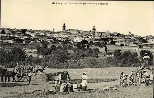 Ak Meknès Marokko, Un atelier de fabrication de briques, Herstellung von Ziegeln, Stadtpanorama