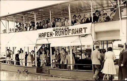 Foto Ak Hamburg Mitte Altstadt, Hafenrundfahrt, Passagiere