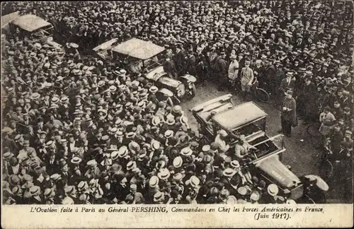 Ak Paris, L'Ovation faite a Paris au General Pershing, commandant et chef les Forces Americaines