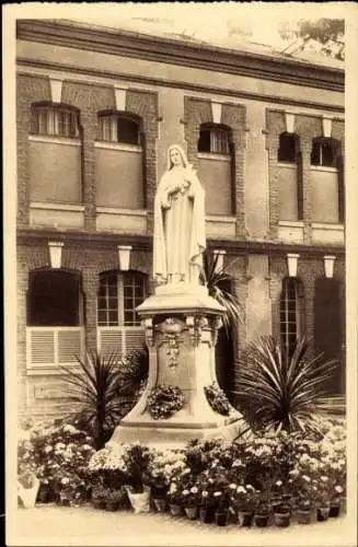 Ak Lisieux Calvados, La Statue de Sainte Therese de l'Enfant-Jesus dans la Cour d'entree du Carmel