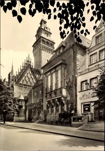 Ak Zeitz im Burgenlandkreis, Rathaus mit gotischem Giebel, Straßenansicht
