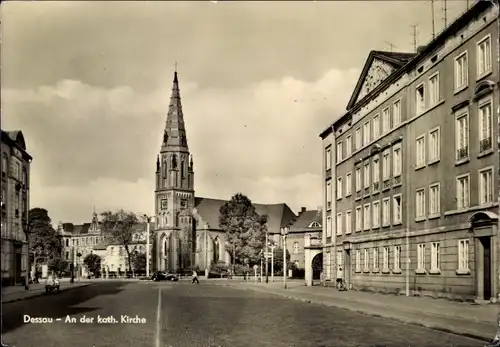 Ak Dessau in Sachsen Anhalt, Straßenpartie mit kath. Kirche