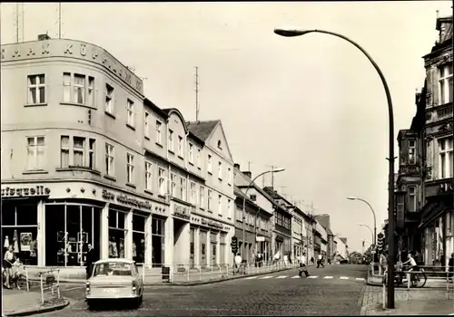 Ak Neustrelitz in Mecklenburg, Straßenpartie, Geschäfte, Passanten