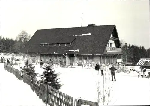 Foto Ak Friedrichroda im Thüringer Wald, Gebäude im Schnee, Skifahrer