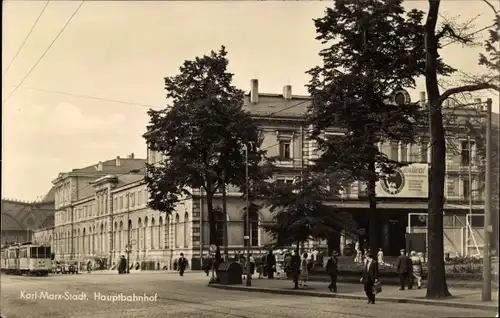 Ak Karl Marx Stadt Chemnitz in Sachsen, Hauptbahnhof, Straßenbahn, Passanten