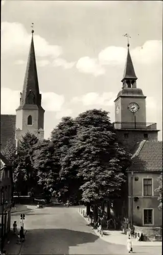 Ak Hohenmölsen im Burgenlandkreis, Am Marktplatz, Kirche