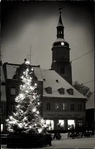 Foto Ak Pulsnitz Sachsen, Kirche, Geschäft, Weihnachtsbaum, Winterszene, Schnee