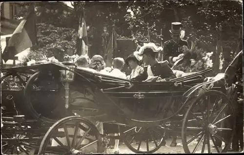 Foto Ak Personen in einer Kutsche, König von Belgien ?