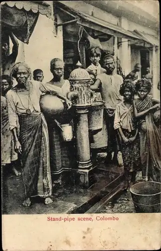 Ak Colombo Ceylon Sri Lanka, Stand Pipe scene, Einheimische an einer Wasserpumpe, Eimer