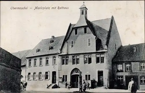 Ak Obermoschel in der Pfalz, Partie auf dem Marktplatz mit Rathaus, Wirtschaft, Brunnen