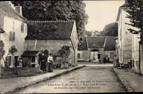 Ak Luzancy Seine et Marne, Rue des Ecoles et Entree de l'Hopital Militaire
