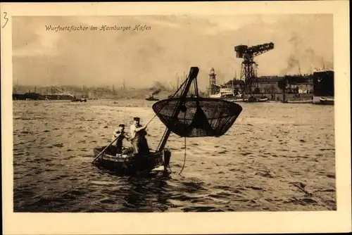 Ak Hamburg, Wurfnetzfischer im Hafen, Hafenkran