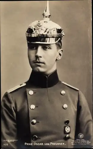 Ak Oskar Prinz von Preußen, Portrait in Uniform mit Pickelhaube