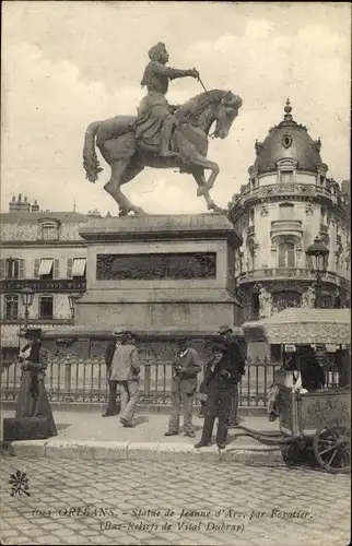 Ak Orléans Loiret, Statue de Jeanne d'Arc, par Foyatier
