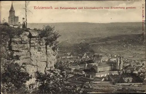 Ak Echternach Luxemburg, mit Fahnenstange und Liboriuskapelle vom Ernzerberg gesehen