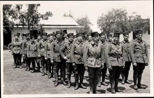 Foto Ak Marokko, Französische Soldaten in Uniformen, Gruppenbild