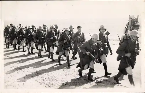 Foto Ak Marokko, Französische Soldaten in Uniformen, Marsch