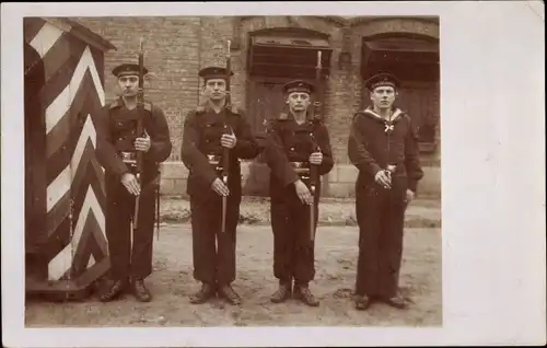 Foto Ak Deutsche Marinesoldaten in Uniformen, Portrait, Wache