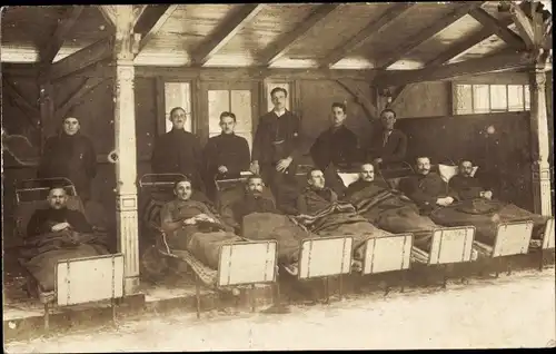 Foto Ak Deutsche Soldaten in Betten, Patienten, Lazarett