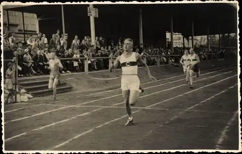 Ak Dresden Altstadt, Wettlauf, Sprinter im Lauf, Stadion