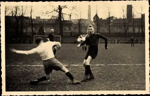 Ak Dresden Altstadt, Fußballer im Spiel, Sportplatz