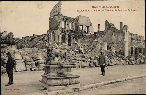 Ak Baccarat Meurthe et Moselle, La Rue des Ponts et la Fontaine du Lion, Zerstörungen, I. WK