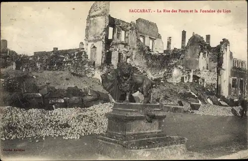 Ak Baccarat Meurthe et Moselle, La Rue des Ponts, La Fontaine du Lion, Kriegszerstörungen, I. WK