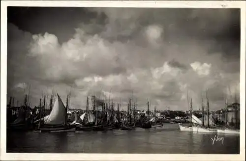 Ak Concarneau Finistère, Le Port, Boote