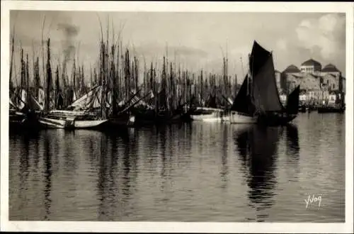 Ak Concarneau Finistère, dans l'arriere Port, Boote