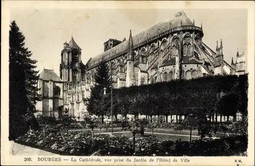 Ak Bourges Cher, Cathedrale, vue prise du Jardin de l'Hôtel de Ville