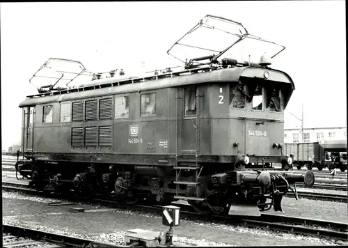 Foto Ak Deutsche Bahn, Lokomotive 144 504-8, bhf. Freilassing, Arbeitsgemeinschaft Lokrundschau e.V.