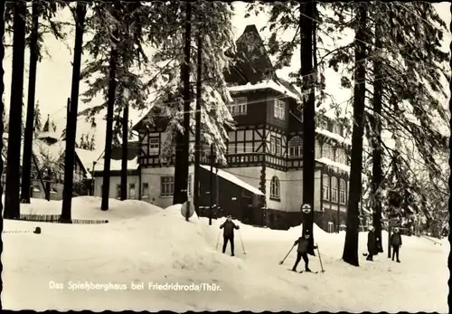 Ak Friedrichroda im Thüringer Wald, Spießberghaus, Winteransicht, Skifahrer