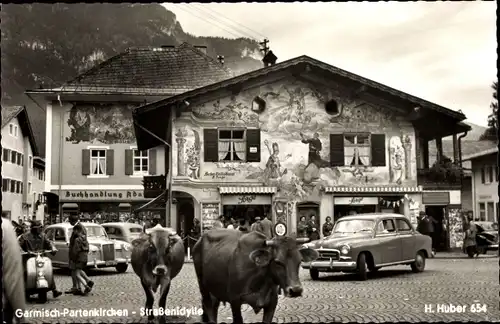 Ak Garmisch Partenkirchen in Oberbayern, Straßenidylle, Kühe, Autos