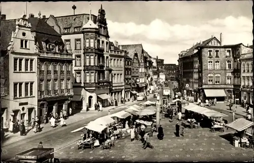 Ak Trier an der Mosel, Hauptmarkt mit Blick auf die Porta Nigra, Verkaufsstände, Passanten